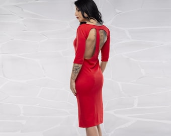 Romantisches rotes Abendkleid mit sexy offenem Rücken. Abend bodycon Midi Kleid