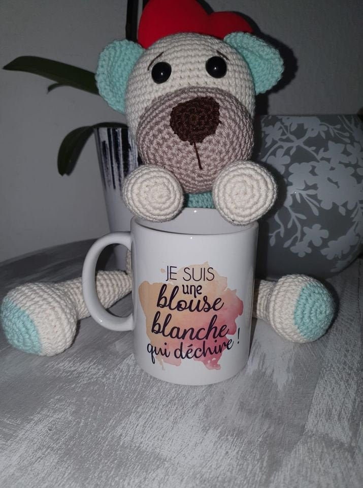 Mug Je Suis Une Blouse Blanche Qui Déchire