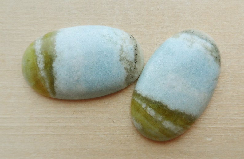 natural stone cabochon oval form shape blue diopside Violane