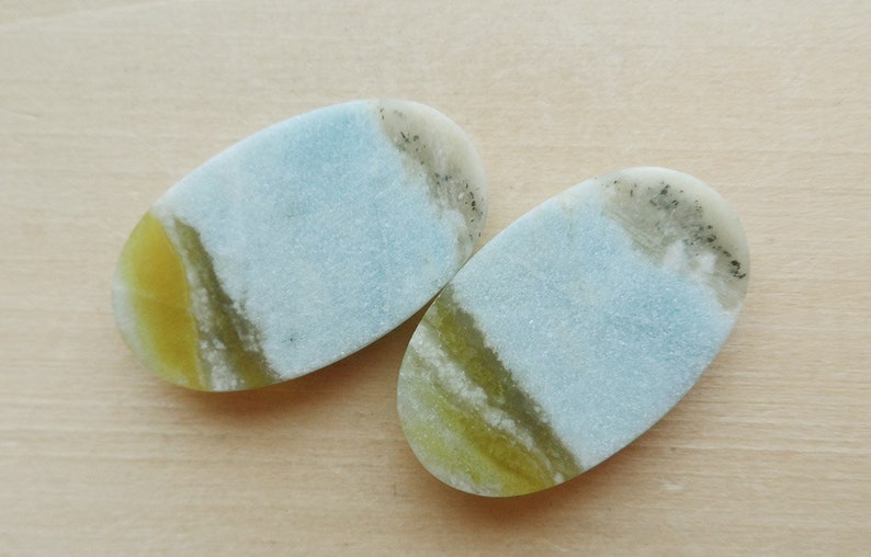 natural stone cabochon oval form shape blue diopside Violane
