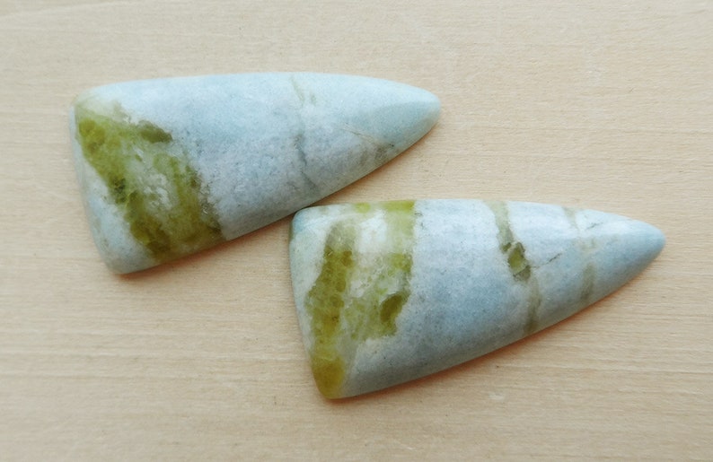 natural stone cabochon oval form shape blue diopside Violane