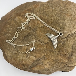 Whale Tail Tinnen hanger met keuze uit 18&quot; of 24&quot; Sterling Zilveren Ketting (N93)