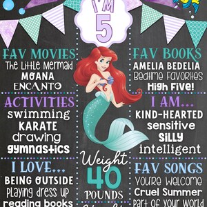 Puede incluir: Un cartel de cumplea&ntilde;os estilo pizarra con un esquema de color morado, verde azulado y blanco. El cartel presenta una ilustraci&oacute;n de sirena, el nombre de una ni&ntilde;a "Kristen" y el n&uacute;mero "5". El cartel enumera las pel&iacute;culas, los libros, las canciones, las actividades y otros detalles favoritos de la ni&ntilde;a. El cartel tambi&eacute;n incluye su altura y peso.
