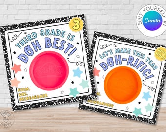 Puede incluir: Dos carteles de aula imprimibles con un tema de plastilina. El primer cartel dice "Third Grade is Doh Best!" con un contenedor de plastilina rosa. El segundo cartel dice "Let's Make This Year Doh-Rific!" con un contenedor de plastilina naranja. Ambos carteles tienen un fondo de papel de cuaderno blanco y negro con estrellas de colores.