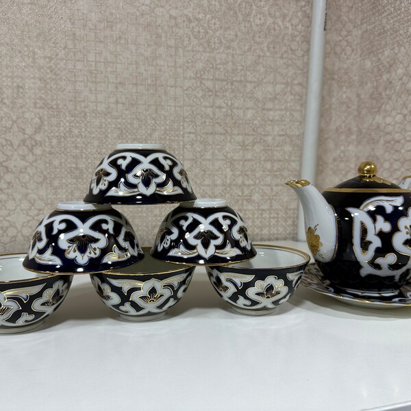 Service à thé ouzbek de première classe. Motif coton doré. Service à thé traditionnel classique en porcelaine de haute qualité. Ensemble bleu cobalt