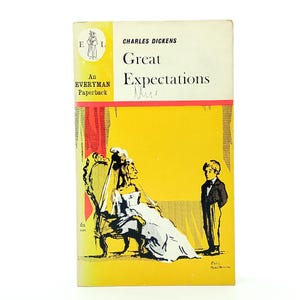 Peut inclure: Un livre de poche vintage intitulé "Great Expectations" de Charles Dickens. La couverture jaune est ornée d'une bande rouge et d'une illustration en noir et blanc d'une femme et d'un garçon. Fait partie de la collection Everyman Paperback.