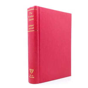 Könnte beinhalten: Ein gebundenes Buch mit einem einfarbigen roten Einband. Der Buchrücken zeigt goldene Schriftzüge mit dem Titel The Violent Season, dem Autor Robert Goulet und dem Verlagslogo W.H. Allen, eingerahmt von dünnen goldenen Linien.