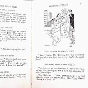Op de afbeelding: Een vintage boekpagina getiteld BUSINESS STORIES, pagina 91, met een zwart-witte inktillustratie van een winkelbaliescène met drie figuren en een kleine hond. Onder de illustratie staat de tekst THE CUSTOMER IS ALWAYS RIGHT en THE BOARD FIXES A NEW SLOGAN, gevolgd door humoristische dialogen en verhalende tekst.