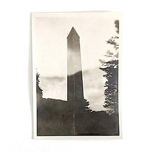 Gruseliges antikes Foto von Stone Tower 1930er Jahre Irland Geisterbild Vernacular Gothic Print 1930er Jahre Irish Tower Photo Originalbild