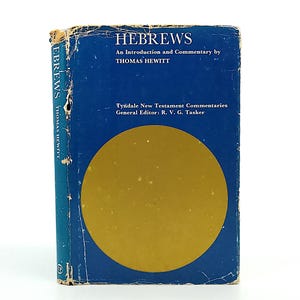 以下が含まれることがあります： 青い表紙と大きな金の円がある「HEBREWS」というタイトルのヴィンテージ本。トーマス・ヒューイットによるテキストが含まれており、Tyndale New Testament Commentariesシリーズの一部です。本の背表紙にもタイトルと著者が表示されています。