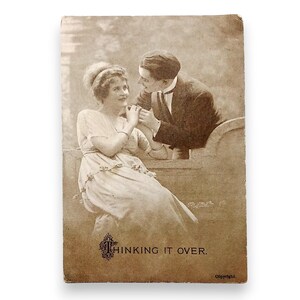 Carte postale « Thinking It Over » de la série Saint-Valentin de 1910 envoyée de Castlerock, Irlande Carte romantique avec message manuscrit