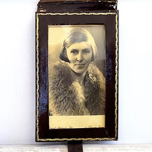Cartera con foto vintage de los años 30 con fotografía antigua de retrato de estudio de mujer, cartera de piel sintética de Londres con una rara foto sepia de 1934.