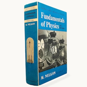 Op de afbeelding: Een hardcover leerboek getiteld Fundamentals of Physics with SI Units door M. Nelkon. Het boek heeft een felblauwe kaft met een zwart-witfoto van wetenschappelijke glazen apparatuur en witte tekst met de titel en de auteur.