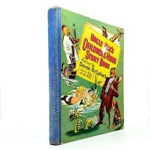 Puede incluir: Libro de tapa dura vintage titulado "Uncle Mac's Children's Story Book" con una colorida ilustración. La portada presenta un hombre, sirenas, un dragón y otras figuras. El lomo del libro es azul y la portada es verde y amarilla.
