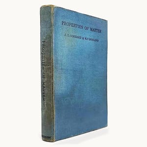 以下が含まれることがあります： A.E.ゴダードとH.F.ボーリンドによる「Properties of Matter」というタイトルのヴィンテージのハードカバー本。表紙と背表紙には色あせた青い布地が使われており、濃い青色の文字が印刷されています。背表紙には摩耗や変色の跡が見られます。