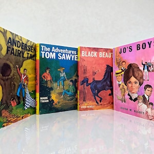 Op de afbeelding: Vier vintage hardcover boeken worden getoond, waaronder "Andersen's Fairy Tales", "The Adventures of Tom Sawyer", "Black Beauty" en "Jo's Boys". De boeken hebben kleurrijke covers met illustraties en tekst. De boeken zijn in een rij gerangschikt.