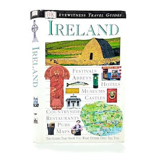 Puede incluir: Una guía de viaje DK Eyewitness titulada "Irlanda". La portada presenta el título "Irlanda" en letras grandes y verdes, junto con ilustraciones y una imagen de paisaje. El texto adicional incluye "Festivales", "Abadías" y "Museos".
