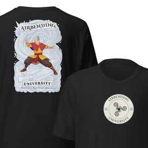 以下が含まれることがあります： グラフィックデザインの黒いTシャツ。1枚のシャツには、「Airbending University」と「Masters Through Balance」という言葉とともにキャラクターが描かれています。もう1枚のシャツには、「Airbending University」という言葉が入った円形のロゴがあります。