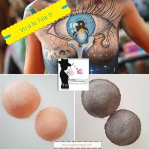 Peut inclure: Deux paires de prothèses mammaires en silicone. Une paire est de couleur chair et l'autre paire est brune. L'image montre également une femme avec de la peinture corporelle, un pingouin et le texte "Vu à la Télé!!!".