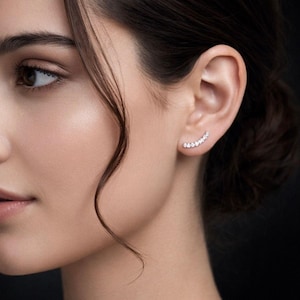 Pendientes trepadores de plata de ley con circonitas, chapados en rodio, pendientes curvos tipo puño, pendientes de novia minimalistas, alternativa al diamante.