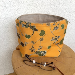 Nécessaire, trousse de toilette, trousses cosmétiques, trousse de toilette, botanique, Alchemilla, plante sauvage, jaune, plante pressée, cousue main, alpine