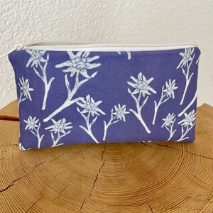 Edelweiss, neceser, estuche, neceser de maquillaje, hecho a mano, de la región de Jungfrau, Suiza, alpino, azul-blanco, estampado en bloque