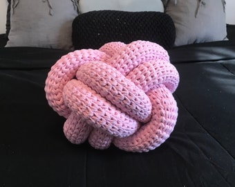 CROCHET PATTERN - Crochet Mobius Knot Pillow Pattern - Crochet Pillow Pattern - Popular Trendy Knot Pillows - Make it yourself! Instructions