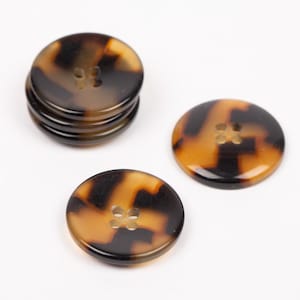 Ronde knopen schildpadimitatie - twee maten: 20 mm en 25 mm - plastic trendy bruine knopen voor jas - aantal en prijs per 1 knoop
