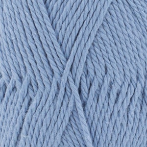 Puede incluir: Primer plano de una madeja de hilo azul claro. El hilo est&aacute; hecho de algod&oacute;n y tiene un tacto suave y texturizado.