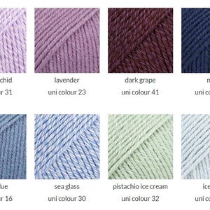 Puede incluir: Una cuadr&iacute;cula de ocho muestras de ovillos de lana en varios colores, cada una etiquetada con un nombre y un n&uacute;mero de color uni: sweet orchid 31, lavender 23, dark grape 41, navy 08, jeans blue 16, sea glass 30, pistachio ice cream 32, ice blue 40.
