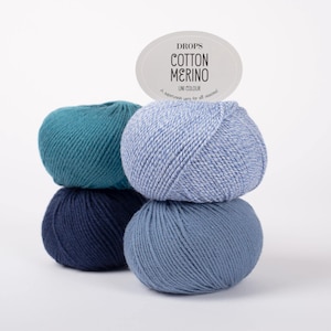 Puede incluir: Cuatro ovillos de lana apilados en dos columnas, con tonos verde azulado, azul marino oscuro, azul claro y azul medio. Una etiqueta ovalada en la parte superior muestra el texto DROPS COTTON MERINO UNI COLOUR, un hilo superwash.
