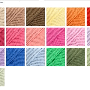 Puede incluir: Una colecci&oacute;n de madejas de hilo en varios colores, incluyendo beige, marr&oacute;n, amarillo, naranja, rojo, rosa, morado, azul, verde y verde oliva. El hilo est&aacute; cuidadosamente dispuesto, mostrando una gama de tonos adecuados para proyectos de tejido y ganchillo. El texto "3rd edition" est&aacute; en la parte superior.