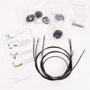 Puede incluir: Juego de agujas de tejer con cables negros, tapas de extremo y peque&ntilde;as herramientas de metal. El juego incluye instrucciones para usar las tapas de extremo. Los art&iacute;culos est&aacute;n empaquetados en bolsas de pl&aacute;stico transparente.