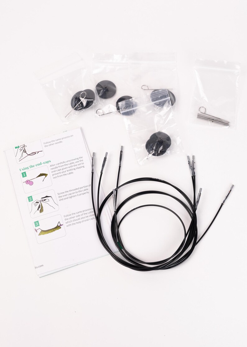 Puede incluir: Juego de agujas de tejer con cables negros, tapas de extremo y peque&ntilde;as herramientas de metal. El juego incluye instrucciones para usar las tapas de extremo. Los art&iacute;culos est&aacute;n empaquetados en bolsas de pl&aacute;stico transparente.