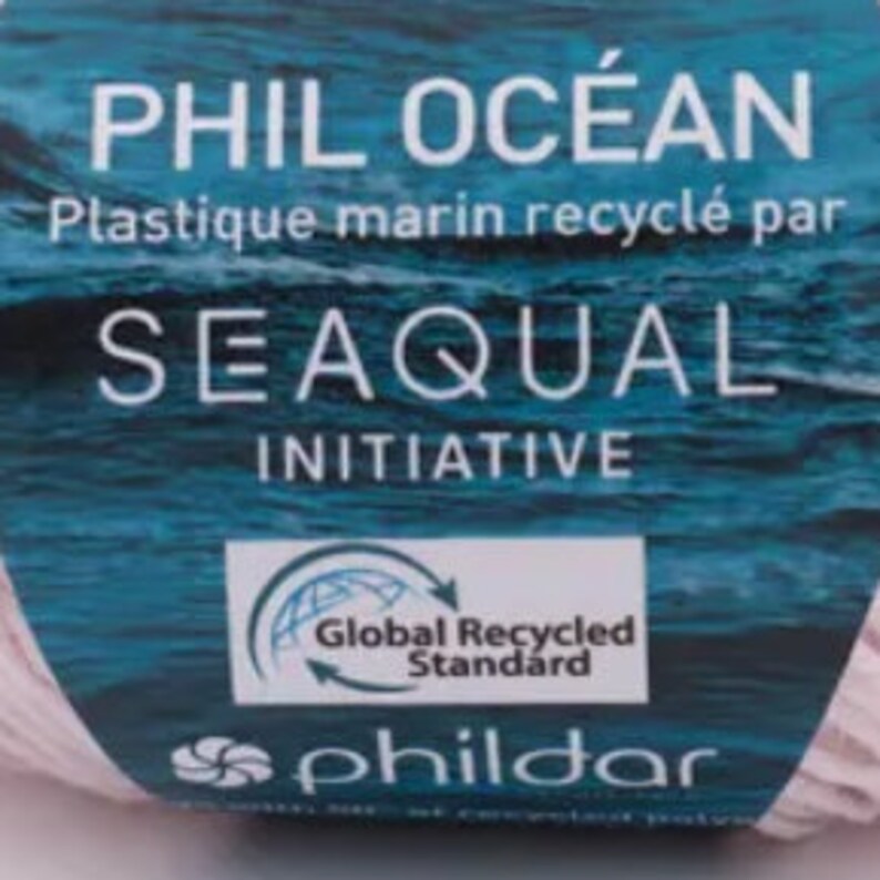 Peut inclure: Une pelote de fil rose &eacute;tiquet&eacute;e "Phil Oc&eacute;an" fabriqu&eacute;e &agrave; partir de plastique marin recycl&eacute; par l'initiative Seaqual. Le fil est certifi&eacute; par le Global Recycled Standard.