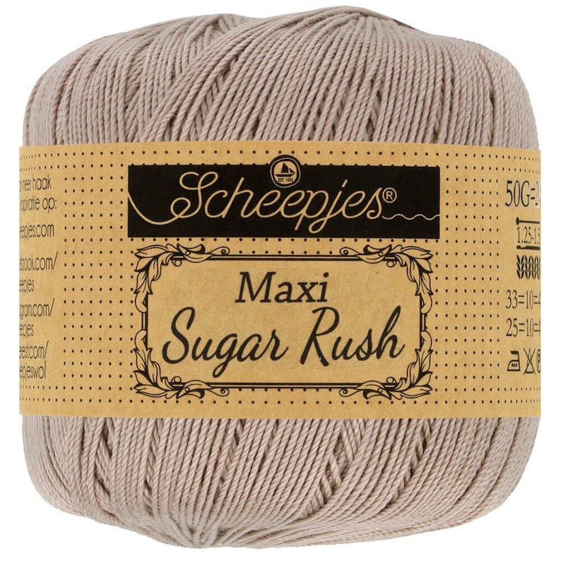 Puede incluir: Un ovillo de hilo beige etiquetado como "Scheepjes Maxi Sugar Rush" con un peso de 50g.