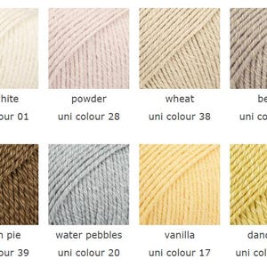 Puede incluir: Una cuadr&iacute;cula de ocho muestras de ovillos de lana en varios colores, etiquetados con nombres y n&uacute;meros: off white 01, powder 28, wheat 38, beige 03, pecan pie 39, water pebbles 20, vanilla 17 y dandelion 34#. Cada cuadrado muestra la textura.