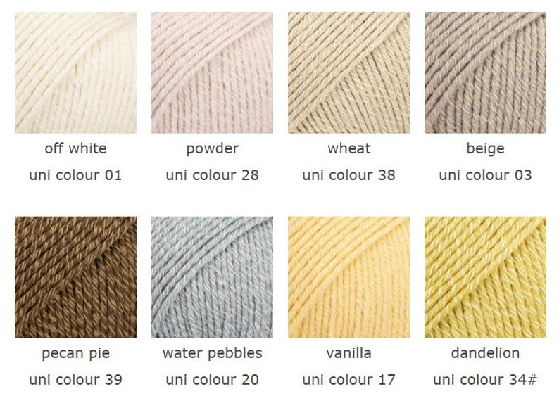 Puede incluir: Una cuadr&iacute;cula de ocho muestras de ovillos de lana en varios colores, etiquetados con nombres y n&uacute;meros: off white 01, powder 28, wheat 38, beige 03, pecan pie 39, water pebbles 20, vanilla 17 y dandelion 34#. Cada cuadrado muestra la textura.