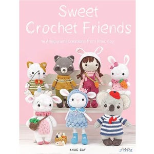 Może przedstawiać: Książka zatytułowana "Sweet Crochet Friends" z różowym tłem i kolekcją 10 pluszowych zabawek amigurumi. Zabawki obejmują kota, szop pracza, dziewczynkę, królika, jagnię i koalę.