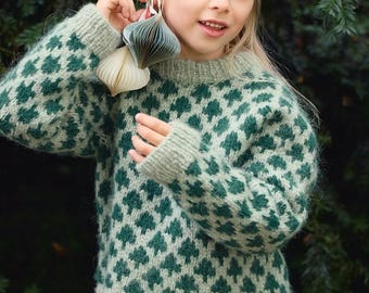 Padrão Sandnes Garn 2511 CHRISTMAS TREE para Suéter JUNIOR - Inglês (Impresso) - disponível com fio Sandnes