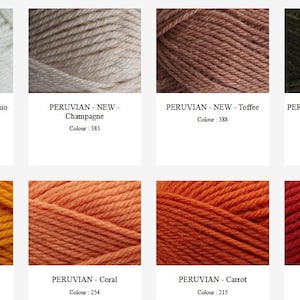 Op de afbeelding: Een raster van acht garenstrengen in verschillende kleuren, gelabeld met namen en nummers: Pistachio Mist 387, Champagne 383, Toffee 388, Olive Noir 386, Kumquat 284, Coral 254, Carrot 215 en Tile 256. Elke streng toont een gedraaide vezelstructuur.