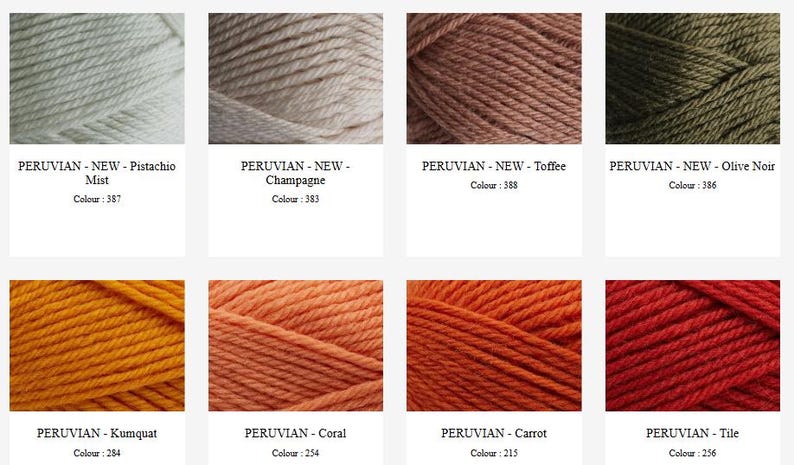 Op de afbeelding: Een raster van acht garenstrengen in verschillende kleuren, gelabeld met namen en nummers: Pistachio Mist 387, Champagne 383, Toffee 388, Olive Noir 386, Kumquat 284, Coral 254, Carrot 215 en Tile 256. Elke streng toont een gedraaide vezelstructuur.
