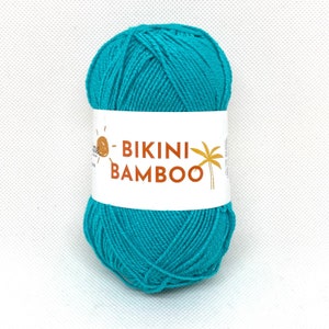 Op de afbeelding: Een bol turquoise blauwe garen met een wit label waarop "Bikini Bamboo" staat.