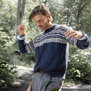 Suéter Marius con patrón Sandnes Garn para hombre // Patrón estampado único 2410 n.° 3 // Inglés // Disponible solo con Sandnes Garn (leer descripción)