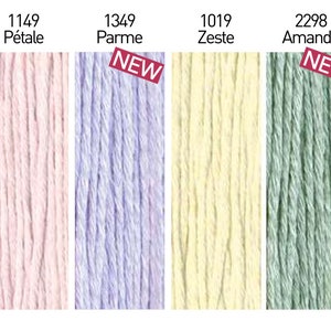 Peut inclure: Un assortiment de fils &agrave; broder de diff&eacute;rentes couleurs, dont &eacute;cru, terre cuite, p&eacute;tale, parme, zeste, amande, opale et jean blanchi. Les fils sont dispos&eacute;s en rang&eacute;es, avec les noms et les num&eacute;ros des couleurs imprim&eacute;s au-dessus de chaque rang&eacute;e. Les mots "NEW" sont imprim&eacute;s en rouge sur deux des bobines de fil.