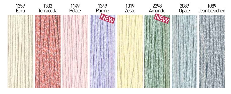 Peut inclure: Un assortiment de fils &agrave; broder de diff&eacute;rentes couleurs, dont &eacute;cru, terre cuite, p&eacute;tale, parme, zeste, amande, opale et jean blanchi. Les fils sont dispos&eacute;s en rang&eacute;es, avec les noms et les num&eacute;ros des couleurs imprim&eacute;s au-dessus de chaque rang&eacute;e. Les mots "NEW" sont imprim&eacute;s en rouge sur deux des bobines de fil.