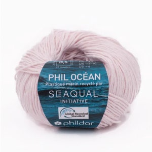 Peut inclure: Une pelote de fil rose en plastique marin recycl&eacute;. L'&eacute;tiquette indique "Phil Oc&eacute;an" et "Seaqual Initiative".