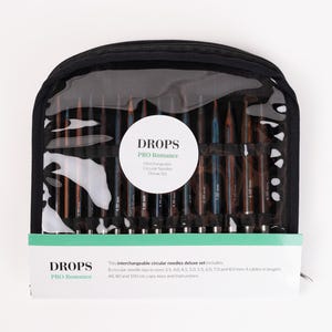 Puede incluir: Un estuche negro con cremallera que contiene un juego de agujas circulares intercambiables de lujo Drops Pro Romance. El juego incluye puntas de aguja, cables, tapas, llaves e instrucciones. El estuche tiene un frente transparente.