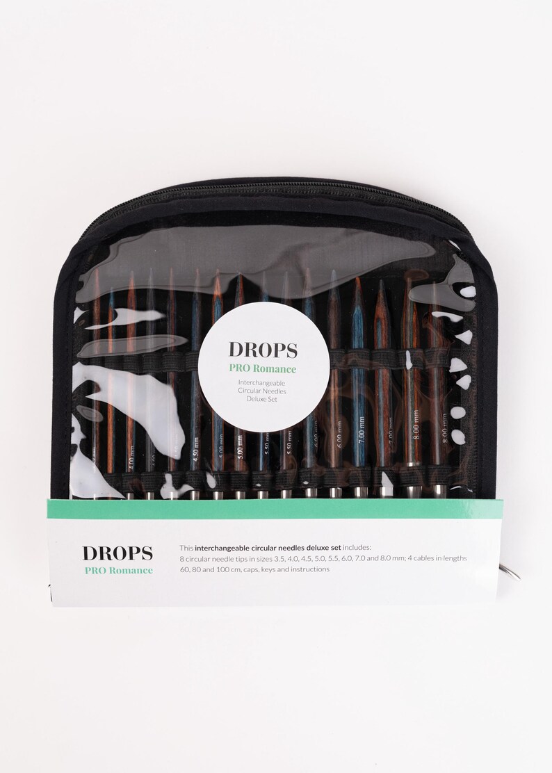 Puede incluir: Un estuche negro con cremallera que contiene un juego de agujas circulares intercambiables de lujo Drops Pro Romance. El juego incluye puntas de aguja, cables, tapas, llaves e instrucciones. El estuche tiene un frente transparente.