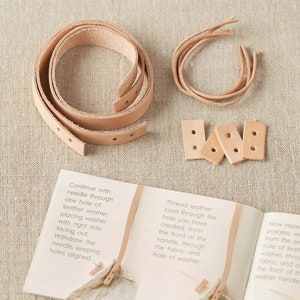 Può includere: Un kit di artigianato in pelle con istruzioni per realizzare un manico in pelle. Il kit include strisce di pelle, rondelle in pelle e un ago. Le istruzioni sono scritte in inglese.